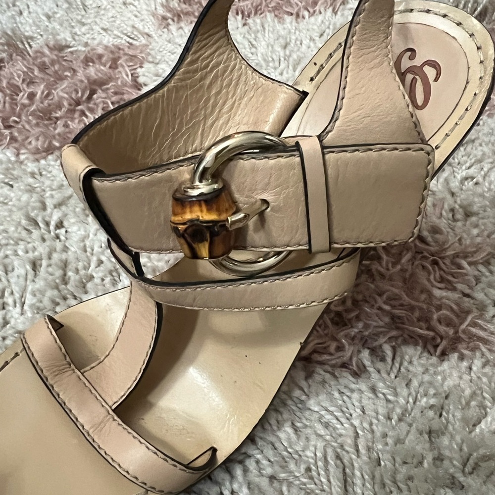 Gucci
Bamboo Accent Leather T-Strap Sandals size 7 - Picture 8 of 12